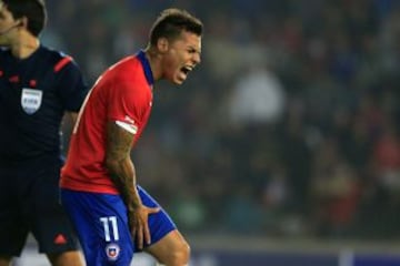 Eduardo Vargas se lamenta una ocasión perdida.