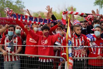 Los jugadores del Atlético de Madrid salen al exterior de Zorrilla para celebrar el título de Liga con los seguidores que se habían desplazado 