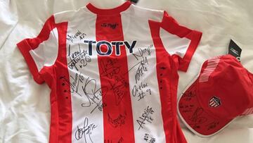 Sofía Vergara recibe camiseta firmada de su amado Junior