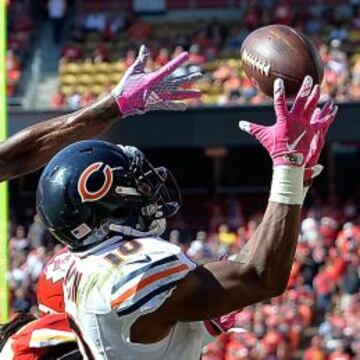 Marcus Peters y Ron Parker no pueden evitar que Marquess Wilson atrape el balón y anote un touchdown.