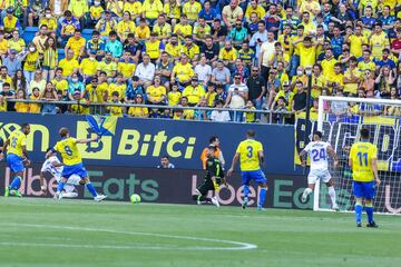 0-1. Mariano marca el primer gol tras una asistencia de Rodrygo.