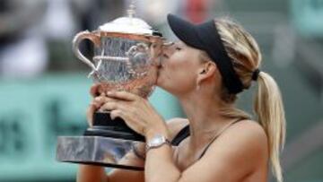 Maria Sharapova besa el trofeo Suzanne Lenglen conseguido en Par&iacute;s.