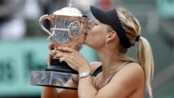 Maria Sharapova besa el trofeo Suzanne Lenglen conseguido en Par&iacute;s.