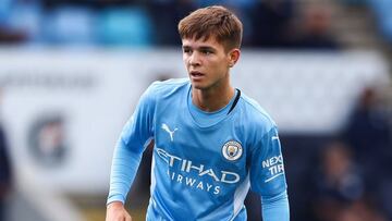 James McAtee, canterano del Manchester City, durante un partido.