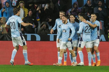 1-1. Sergio Carreira celebra el tanto con sus compañeros.