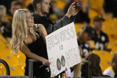 Esta simpáyica señorita nos informa de que su negocio va viento en popa. Nos alegramos mucho por la joven entrepeneur y estamos seguros de que, sea lo que sea, trabaja ella de cara al público y por eso va tan bien.