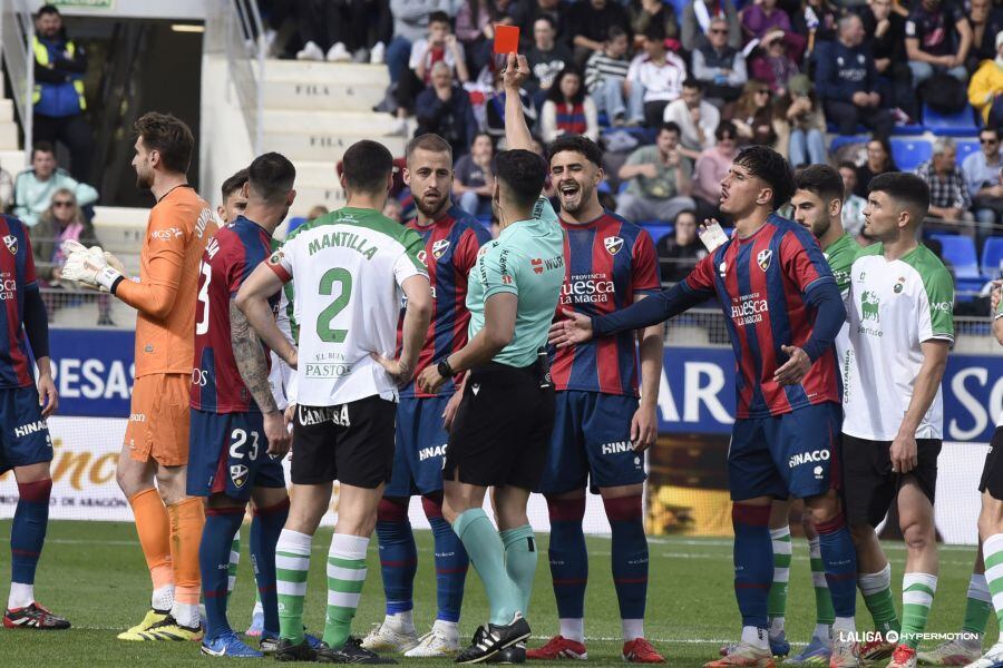 González Díaz le muestra la tarjeta roja a Jorge Pulido.