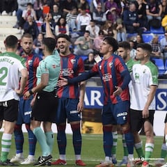 El Racing se impone a un Huesca que terminó con ocho jugadores