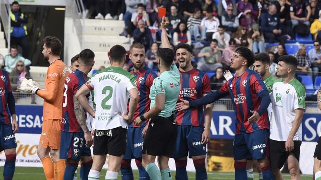 El Racing se impone a un Huesca que terminó con ocho jugadores