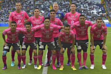 Chivas, Monterrey, América, Querétaro y Necaxa utilizaron el color rosa en su uniforme para apoyar el mes del cáncer de mama.