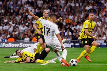 3-2. Lucas Vázquez penetra en el área del Dortmund y saca un tremendo latigazo para mandar el balón al fondo de la portería de Gregor Kobel.