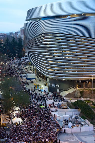 Alrededores del estadio Santiago Bernabéu antes del inicio de un partido de Champions League.
