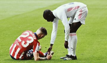 El lateral izquierdo del Real Madrid, Ferland Mendy, se preocupa por un dolor de Kieran Trippier.