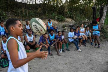 Robert Malengreau, fundador de la ONG UmRio, imparte clases de rugby a los jóvenes de la favela de Morro do Castro, en Niteroi, Río de Janeiro. Apoyando así a los más pequeños de las comunidades afectadas por el crimen y la violencia, para que puedan acceder a nuevas oportunidades.