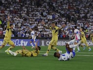 Soccer Football - Copa Libertadores - Group D - Universidad Catolica v Boca Juniors - Claro Arena, Santiago, Chile - April 7, 2026 Boca Juniors' Leandro Paredes and Ayrton Costa react as Boca Juniors' Marcelo Weigandt reacts after sustaining an injury REUTERS/Pablo Sanhueza