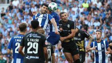 Porto (Portugal), 20/08/2023.- FC Porto'Äôs Taremi (C-L) in action against Farense'Äôs Falcao during their Portuguese First League soccer match held at Dragao Stadium in Porto, Portugal, 20 August 2023. EFE/EPA/MANUEL FERNANDO ARAUJO