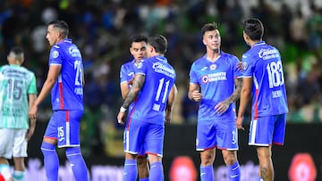 Jugadores de Cruz Azul durante el partido contra León.