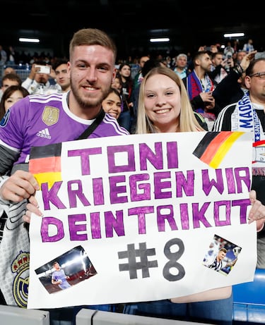 Aficionados del Real Madrid en el estadio Santiago Bernabéu.
