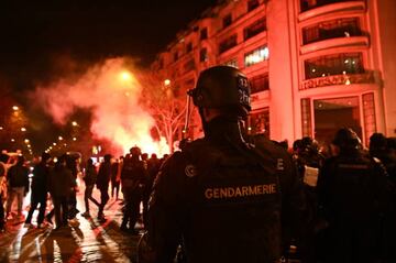 La capital belga y el país vecino han vuelto a ser el epicentro de algunos disturbios provocados por los aficionados de la selección marroquí tras su eliminación del Mundial. Se lanzaron petardos y bombas de humo hacia la policía.