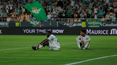 Los jugadores del Real Madrid tras el empate ante el Betis.