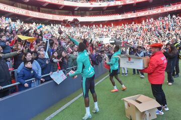 Los jugadores del Athletic han repartido regalos a los aficionados presentes. 