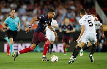 Pierre-Emerick Aubameyang y Gabriel Paulista.