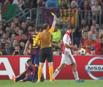 El árbitro William Collum muestra la cartulina amarilla a 
Veltman.
