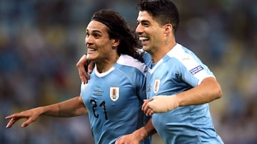 Soccer Football - Copa America Brazil 2019 - Group C - Chile v Uruguay - Maracana Stadium, Rio de Janeiro, Brazil - June 24, 2019   Uruguay&#039;s Edinson Cavani celebrates scoring their first goal with Luis Suarez                        REUTERS/Ricardo M