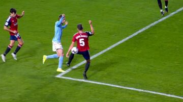 Mano de David García en el Celta-Osasuna.