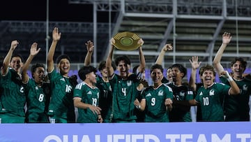 Jugadores de la Selección Mexicana Sub 17 festejan con el trofeo del Premundial de la Concacaf.