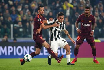 Paulo Dybala con Sergio Busquets y Paulinho.