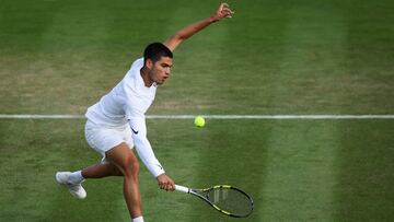 Spain's Carlos Alcaraz returns the ball to Netherlands' Tallon Griekspoor during their men's singles tennis match on the third day of the 2022 Wimbledon Championships at The All England Tennis Club in Wimbledon, southwest London, on June 29, 2022. (Photo by Adrian DENNIS / AFP) / RESTRICTED TO EDITORIAL USE