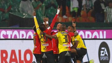 AMDEP1637. MEDELLÍN (COLOMBIA), 16/02/2023.- Jugadores de Pereira celebran un gol de Juan Pablo Zuluaga (c, atrás) hoy, en la final de la Superliga de Colombia entre Atlético Nacional y Deportivo Pereira en el estadio Atanasio Girardot en Medellín (Colombia). EFE/Luis Eduardo Noriega A.
