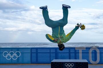 Con la playa de Tsurigasaki al fondo, Italo Ferreira salta de backflip desde el podium, sujetando la medalla de oro, con el ramo de flores y la mascota en la otra mano. Una divertida y gracioa manera de celebrar un logro inédito en el mundo del surfing.