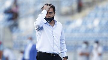Futbol, O'Higgins vs Colo Colo
Trigsima Cuarta fecha, campeonato nacional 2020.
El entrenador de Colo Colo Gustavo Quinteros da instrucciones a sus jugadores durante el partido de futbol de primera division contra O'Higgins disputado en el estadio El Teniente de Rancagua, Chile.
14/02/2020
Felipe Zanca
Football, O'Higgins vs Colo Colo
34th date, 2020 National Championship.
Colo Colo«s manager Gustavo Quinteros instructs his players during the first division football match played against O'Higgins at El Teniente stadium in Rancagua, Chile.
14/02/2020
Felipe Zanca