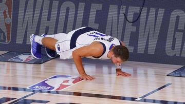 Luka Doncic hace flexiones durante el partido ante Milwaukee Bucks.