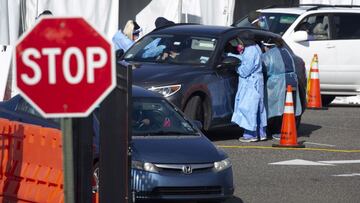 Washington (United States), 18/11/2020.- People in vehicles are tested with a swab at a drive-thru COVID-19 testing site operated by the District of Columbia, in Washington, DC, USA, 18 November 2020. The coronavirus COVID-19 pandemic shows no signs of sl