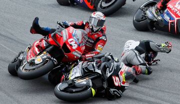 Caída de Andrea Dovizioso y Johann Zarco.ann Zarco.