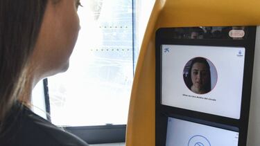 CaixaBank lanza los primeros cajeros con reconocimiento facial, como tu iPhone