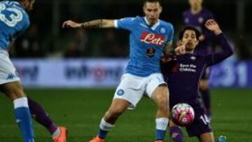 Matías Fernández lucha la pelota con Hamsik.