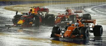Verstappen toca a Raikkonen y 谷ste se lleva por delante a Vettel que sigue a duras penas. La inercia del Ferrari del finland谷s hace un recto en la primera curva y se atropella al Mclaren de Alonso que se puso 3? en la salida.