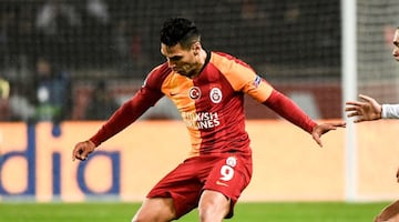 Aunque Galatasaray quedó eliminado en la fase de grupos y el delantero apenas pudo jugar 208 minutos por lesión, le sirvieron para ponerse como el segundo colombiano que más minutos tiene en Champions con 2.372'.