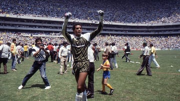 El portero Adrián Chávez festeja el título con el América.