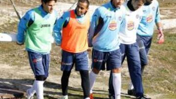 <b>TODOS A UNA. </b>Gavilán, Diego Castro, Miku, Mané y Codina, trasportando una portería en un entrenamiento.
