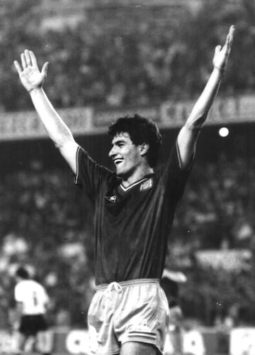 Debutó con la Selección en 1985 en Zaragoza ante Austria. Disputó dos Mundiales (1986 y 1990) y la Eurocopa de 1988 en Alemania.