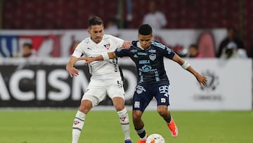 AMDEP1674. QUITO (ECUADOR), 14/05/2024.- Lisandro Alzugaray (i) de LDU disputa el balón con José Enamorado de Junior este martes, en un partido de la fase de grupos de la Copa Libertadores entre LDU Quito y Junior en el estadio Rodrigo Paz Delgado en Quito (Ecuador). EFE/ José Jácome