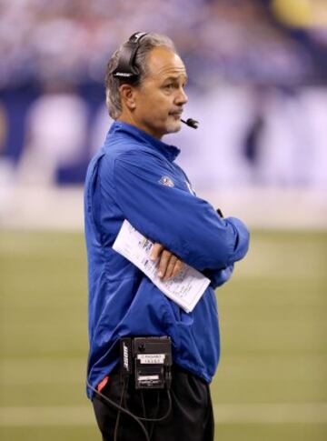 Ninguno de los dos equipos logró volver a anotar durante este tercer cuarto, que pasará a la historia por la jugada incomprensible y surrealista que intentó Chuck Pagano en un cuarto down. Con la línea situada en la parte derecha del campo mientras en el centro un receptor (Whalen) efectuaba el snap hacia un safety (Anderson), que era inmediatamente placado por la incrédula defensa Patriot, que no entendía muy bien el regalo. La jugada fue declarada ilegal por los cebras. Nadie entendió muy bien lo que pretendía el coach de los Colts, pero quedó bastante claro que no le salió bien.