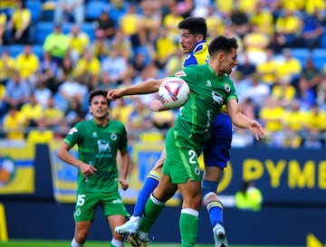 Carlos Fernández junto a un defensa del Racing de Santander.