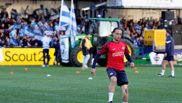 Xavi Simons, durante el calentamiento del partido ante el Spakenburg.
