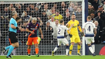 Lloris celebrates saving Sergio Agüero's penalty in the match between Tottenham and Manchester City